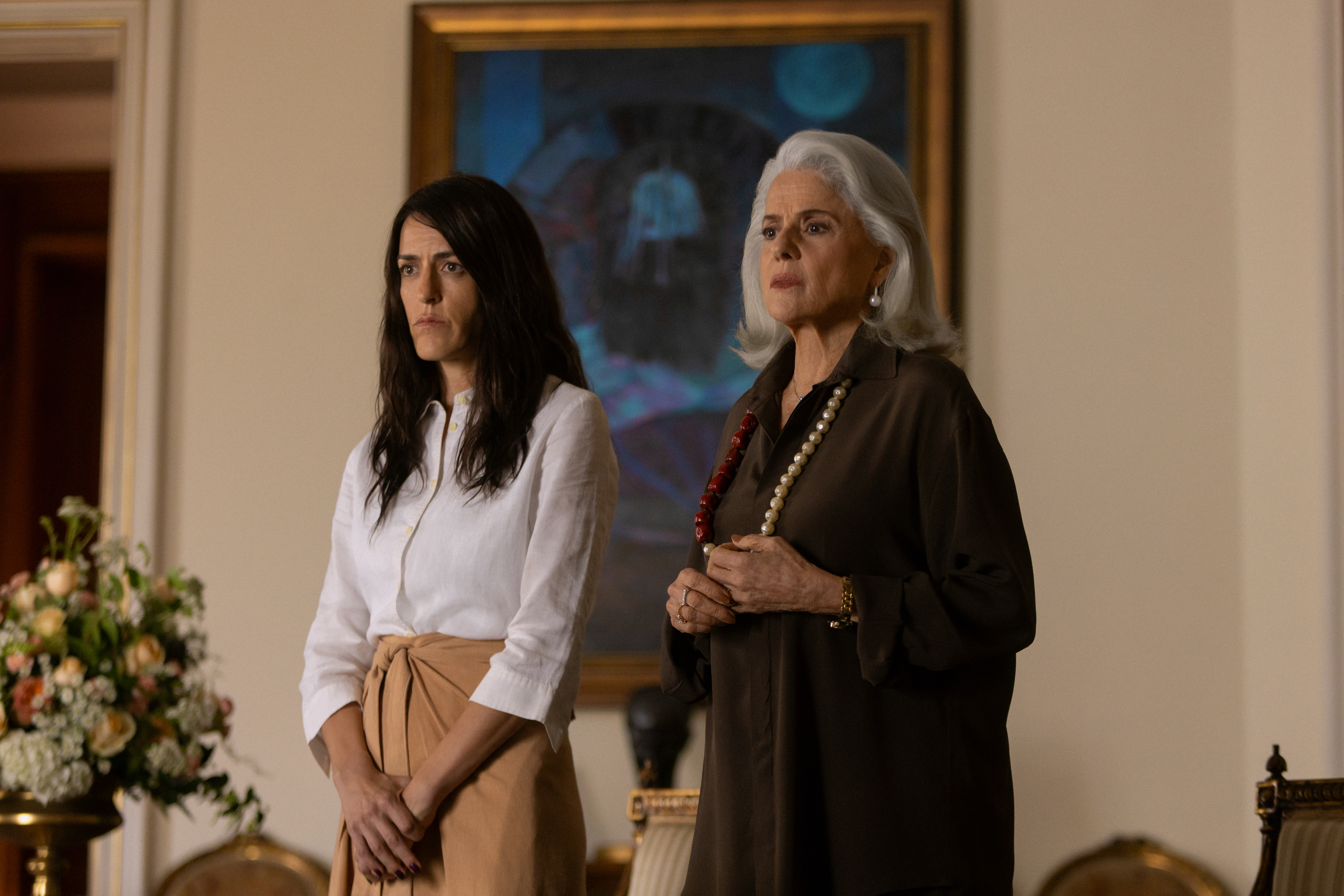 DOM DE ILUDIR. Luciana Paes as Bárbara Petrov, Marieta Severo Lúcia Rossetti in Dom de Iludir.Cr. Marcos Serra Lima/Netflix © 2026 DOM DE ILUDIR. Luciana Paes as Bárbara Petrov, Marieta Severo Lúcia Rossetti in Dom de Iludir.Cr. Marcos Serra Lima/Netflix © 2026