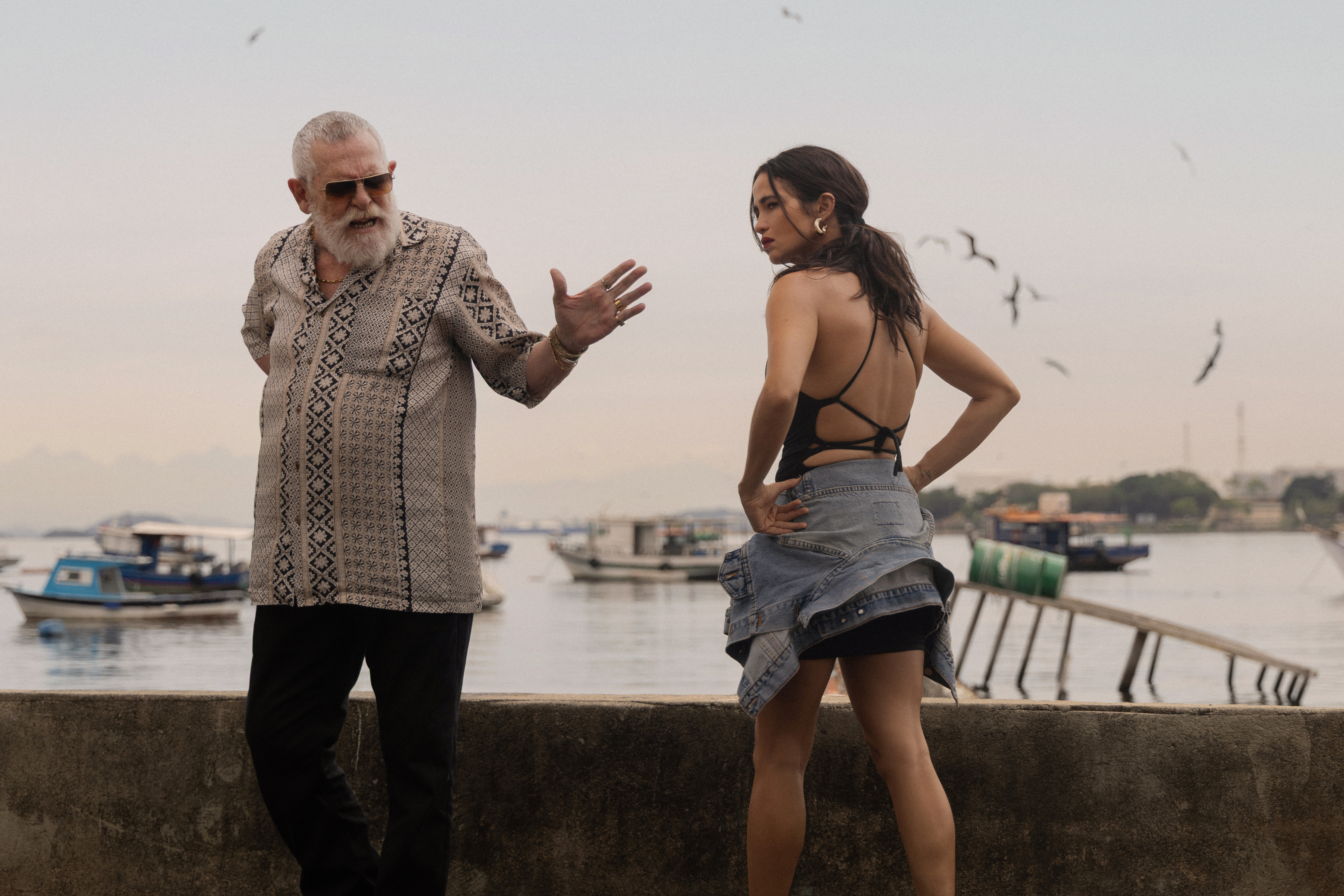 DOM DE ILUDIR. José de Abreu as Bóris Petrov, Nanda Costa as Irina in Dom de Iludir.Cr. Marcos Serra Lima/Netflix © 2026 DOM DE ILUDIR. José de Abreu as Bóris Petrov, Nanda Costa as Irina in Dom de Iludir.Cr. Marcos Serra Lima/Netflix © 2026