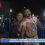 David Brazil tira casquinha de Nizam, repórter da LeoDias TV, em transmissão do “SBT Folia”