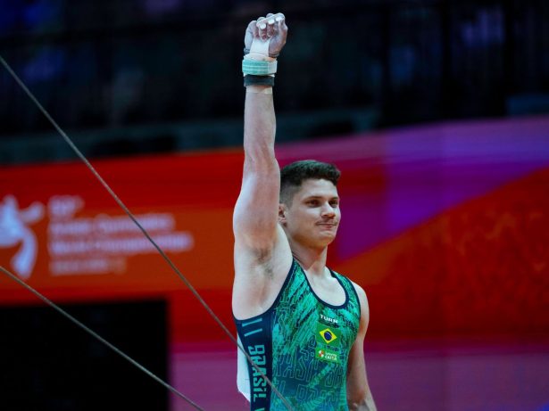 Caio Souza fica entre os dez melhores do mundial de ginástica na Indonésia