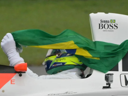 De capacete do Brasil, Hamilton emociona público com voltas em McLaren de Senna