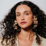 Débora Nascimento vira alvo de polêmica ao rejeitar fotos com fãs: “Já te dei abraço”