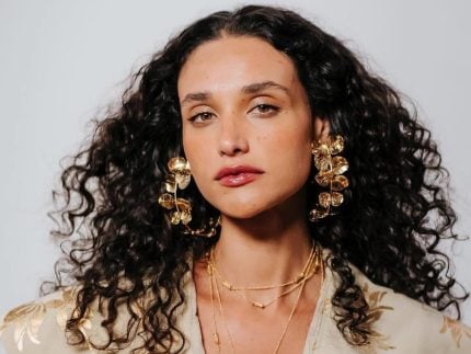 Débora Nascimento vira alvo de polêmica ao rejeitar fotos com fãs: “Já te dei abraço”