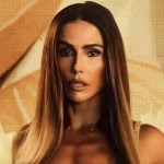 Deborah Secco brilha com look em homenagem a Mulher Melão para o Desfile das Campeãs