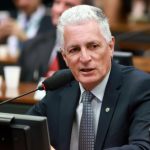 Deputado do PT pede bloqueio das redes de Nikolas Ferreira por coação e incitação