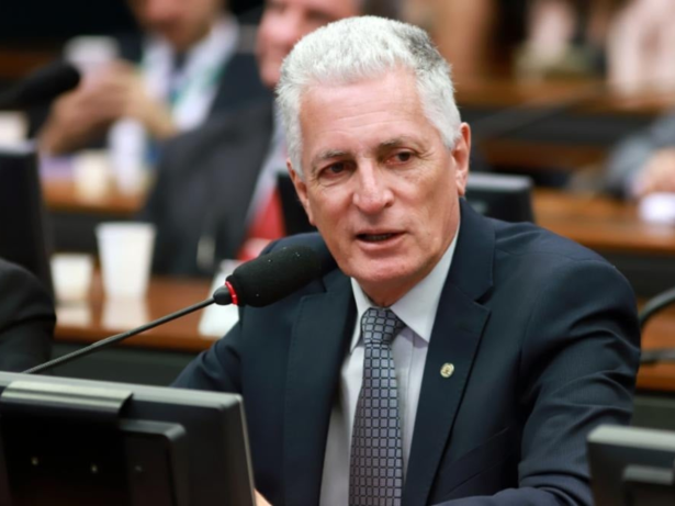 Deputado do PT pede bloqueio das redes de Nikolas Ferreira por coação e incitação