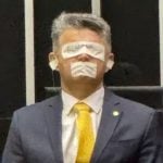 Adesivo na boca e correntes nas mãos: especialista explica comportamento de parlamentares