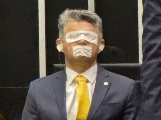 Adesivo na boca e correntes nas mãos: especialista explica comportamento de parlamentares