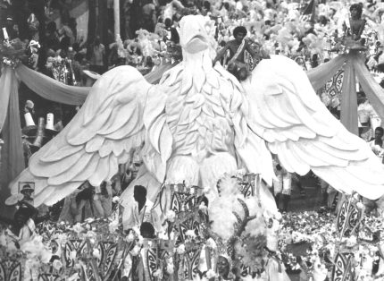 (Desfile de 1976 da Beija-flor / Foto por: Luiz Pinto)