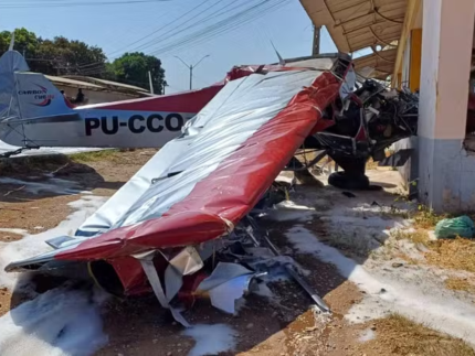 Avião de pequeno porte cai em Teresina, bate em moto e van e deixa dois feridos