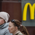 Mãe e filha que vivem em McDonald’s no Leblon são detidas por ofensas racistas