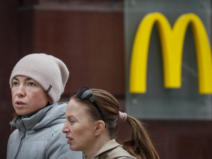 Justiça solta mulher que vivia em McDonald’s no Rio, mas a proíbe voltar para lanchonete