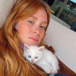 Marina Ruy Barbosa adota gatinha e encanta internautas: “Novo integrante da família”