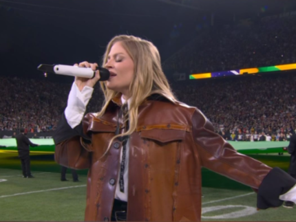 Luísa Sonza canta Hino Nacional em primeiro jogo da NFL no Brasil