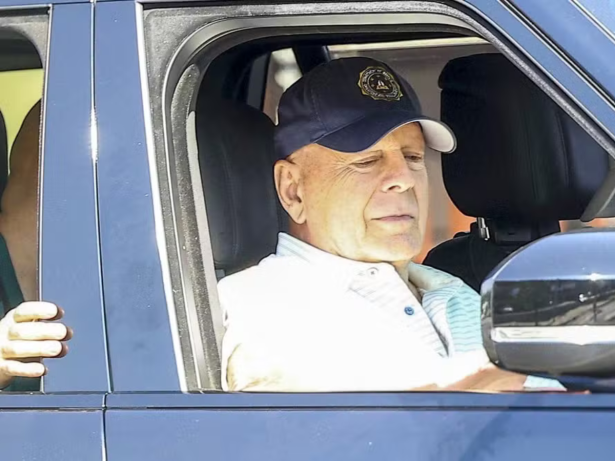 Bruce Willis faz aparição rara em Los Angeles após diagnóstico de demência