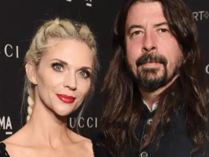 Fonte detalha como está relacionamento de Dave Grohl com esposa após traição