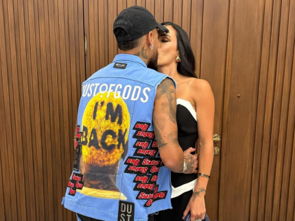 Casal apaixonado! Neymar publica foto de beijo em Bruna Biancardi