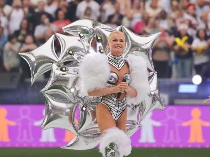 Xuxa aterrissa sua nave e encanta no Futebol da Esperança com “xou” nostálgico