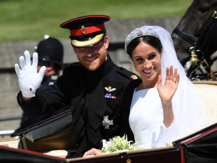 Em meio a rumores de crise, Príncipe Harry exibe foto de casamento com Meghan