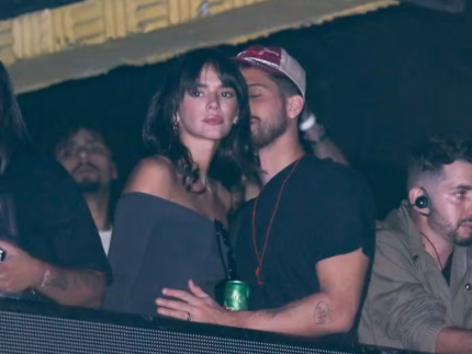 Bruna Marquezine e João Guilherme curtem show em clima de romance