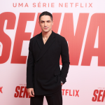 Famosos e elenco chegam à estreia da série “Senna” em São Paulo