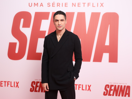 Famosos e elenco chegam à estreia da série “Senna” em São Paulo