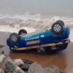 Aluna de autoescola erra pedal, capota carro e vai parar na praia no Espírito Santo