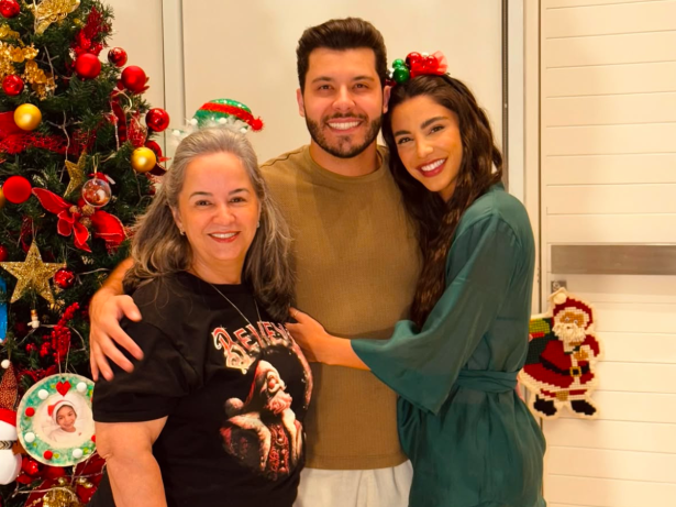 Gabriela Versiani escolhe verde para o Natal e brinca: “O que engravida é tirar a roupa”