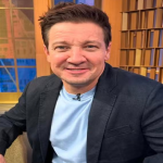 Jeremy Renner comemora renascimento dois anos após acidente que quase o matou