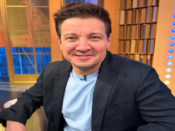 Jeremy Renner comemora renascimento dois anos após acidente que quase o matou