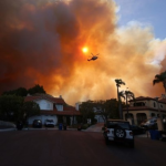 Los Angeles está em chamas; incêndio destrói tudo pela frente e causa mortes