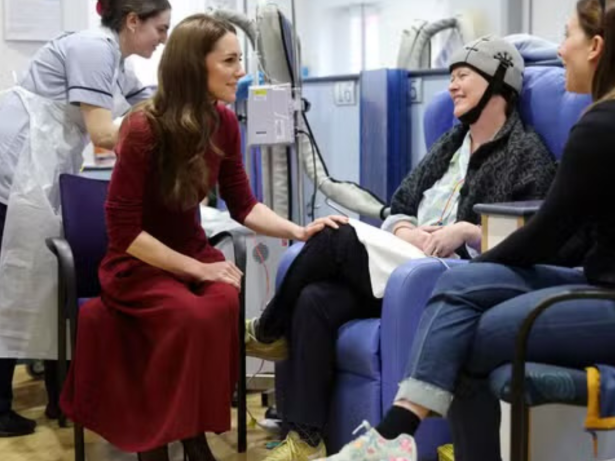 Kate Middleton visita pacientes de hospital após tratamento contra o câncer