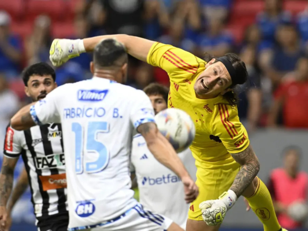 Gol contra de Fabrício Bruno leva Cruzeiro à derrota e vídeo viraliza nas web