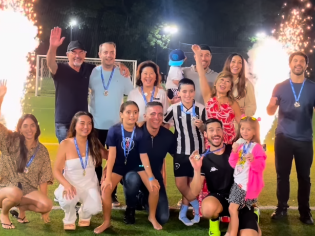 Sabrina Sato comemora aniversário do sobrinho, com Duda Nagle e Nicolas Prattes