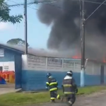 Incêndio atinge escola em Itanhaém durante reunião de pais e mestres. Veja vídeo