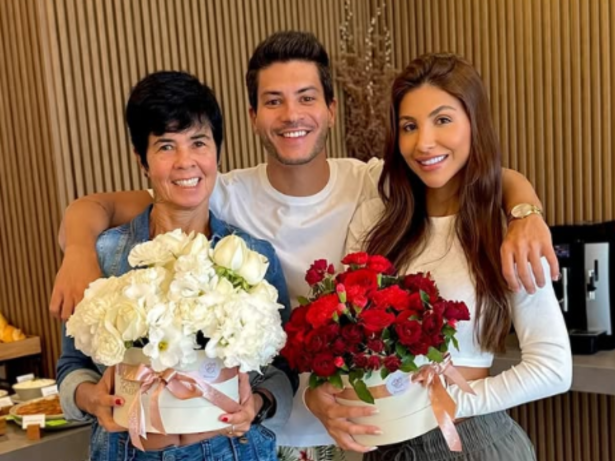Arthur Aguiar homenageia mãe e celebra Jhenny Santucci no Dia das Mães