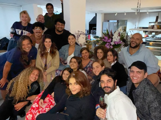 Preta Gil reúne amigos antes de viajar para continuar tratamento nos Estados Unidos