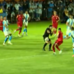 Árbitro leva bolada no rosto, cai no gramado e precisa ser substituído. Veja!