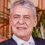 Chico Buarque passa por cirurgia para diminuir pressão intracraniana no Rio