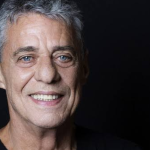 Chico Buarque deve ter alta nas próximas 48h, diz equipe após cirurgia no crânio