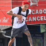 Oruam se pronuncia após subir em ônibus na porta de presídio e causar tumulto