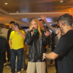 Marina Ruy Barbosa rouba a cena ao cantar em camarote na Neo Química Arena