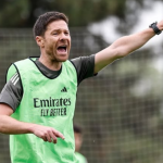 Xabi Alonso comanda e joga: técnico do Real entra em campo no treino por desfalque