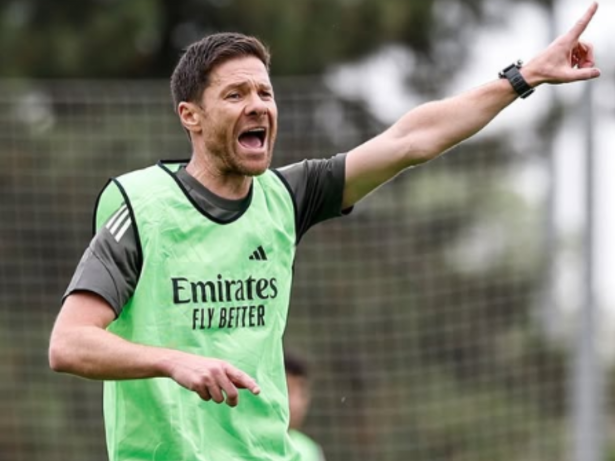 Xabi Alonso comanda e joga: técnico do Real entra em campo no treino por desfalque