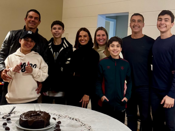 Marcus Buaiz mostra comemoração do aniversário do filho ao lado de Isis Valverde
