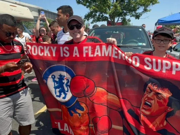Torcida do Flamengo impressiona ingleses em festa antes de duelo com o Chelsea