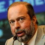 “Possibilidade da revisão do preço”, diz ministro sobre aumento de etanol na gasolina