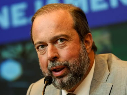 “Possibilidade da revisão do preço”, diz ministro sobre aumento de etanol na gasolina