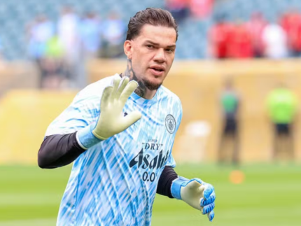 Ederson reage a boatos e descarta saída do City: “Minha cabeça está no clube”