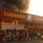 Moradores saqueiam hipermercado em meio a incêndio em Duque de Caxias, no Rio